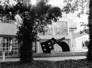 Haus und Landschaft - Stahlskulptur vor dem Museum MAK