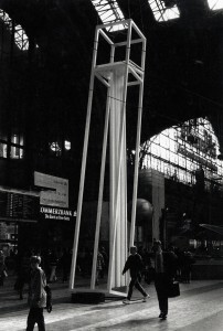 Idee einer vertikalen Landschaft - Aluminiumskulptur im Hauptbahnhof FfM